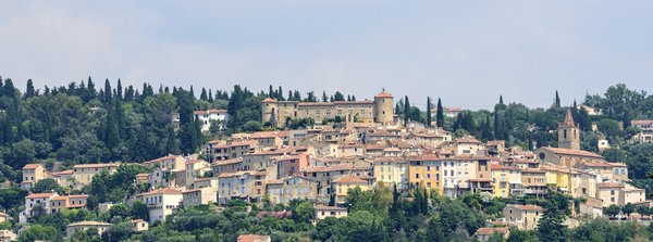 Où s'installer pour des vacances en Provence avec des ateliers de poterie et des randonnées dans les champs de lavande?